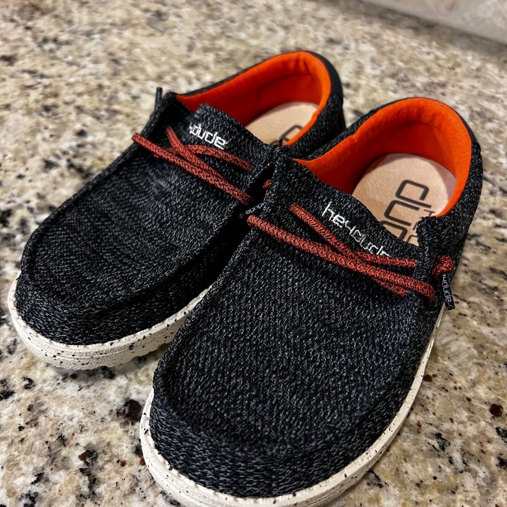 Hey Dude Youth size 2